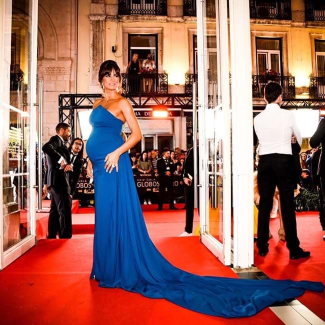 Cláudia Vieira mostra barriga de grávida