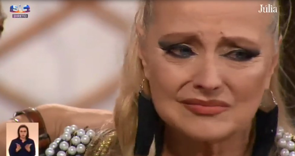 Ágata emociona-se durante conversa intimista com Júlia Pinheiro