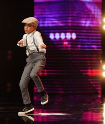 Menino de nove anos dá show em 'Got Talent' após vencer cancro