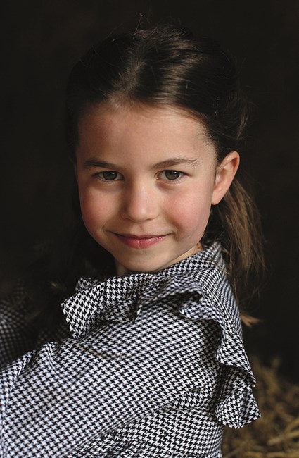 Princesa Charlotte ajuda a preparar refeições para idosos no 5º aniversário