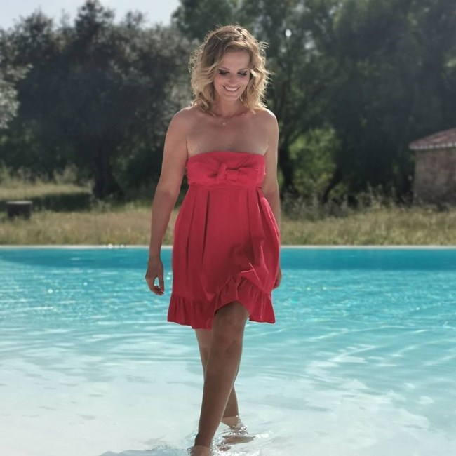 Cristina Ferreira Sexy Na Piscina Para Vender Vestido Vermelho A