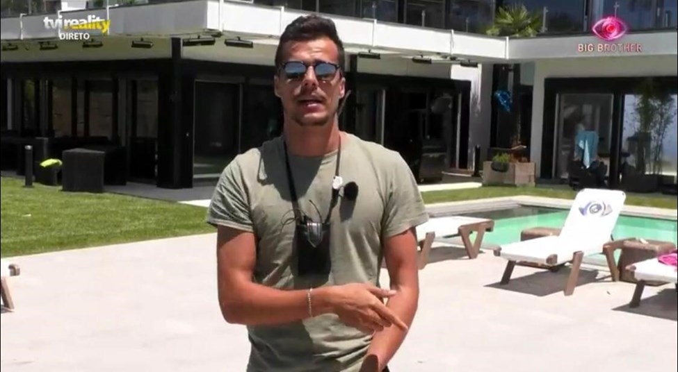 Pedro Alves recebe avião de Jéssica e declara-se