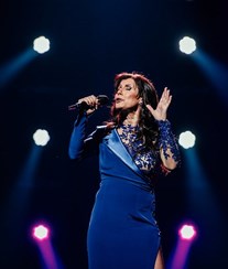 Cantora Dora reaparece mais de três décadas depois e interpreta 'Não Sejas Mau Para Mim'