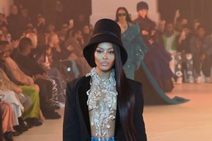 Naomi Campbell Desfila Em Topless Aos Anos A Ferver Vidas