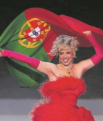 Mimicat em lágrimas e com críticas à Eurovisão na chegada a Portugal