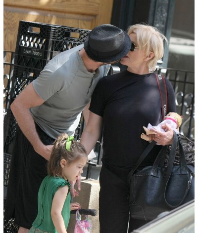 Hugh Jackman beija a mulher na rua