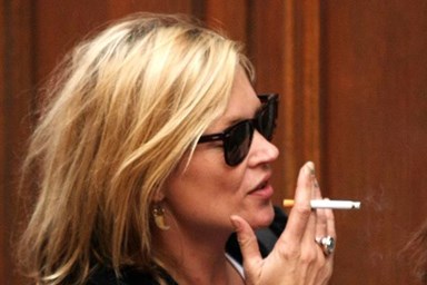 Sem maquiagem, Kate Moss é clicada fumando na frente de