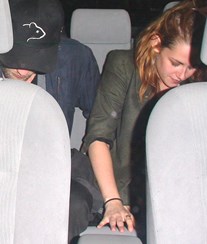 Pattinson e Stewart continuam sem assumir romance