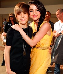 Justin Bieber assume relação com Selena Gomez