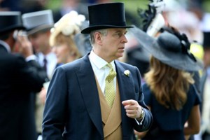 Príncipe André entrega títulos reais a Isabel II