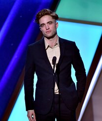 Robert Pattinson tem novo visual
