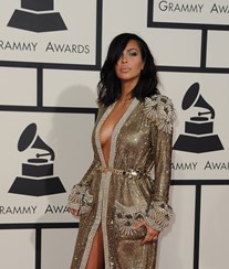 Kim Kardashian aprende piano