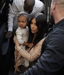 Kardashian batiza filha em Israel