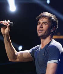 Enrique Iglesias tem acidente em palco