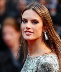 Alessandra Ambrósio de férias na Grécia