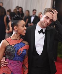 Pattinson e Twigs adiam casamento
