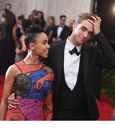 Pattinson e Twigs adiam casamento