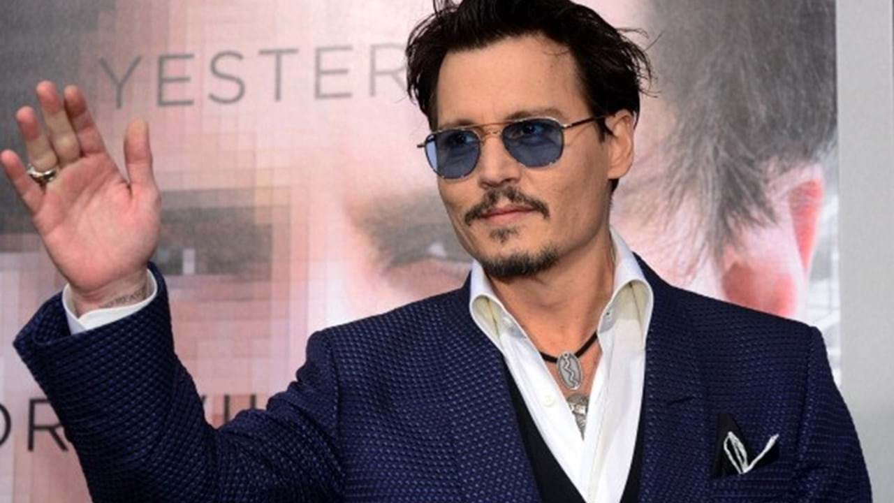 Johnny Depp perde em julgamento contra tabloide que o acusou de