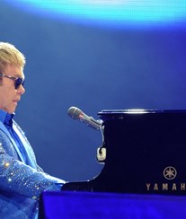 Elton John fica sem voz durante concerto e desfaz-se em lágrimas: "Estou dececionado"