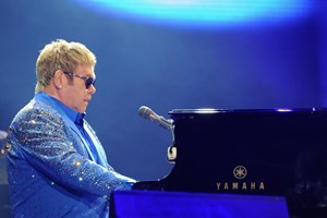 Elton John fica sem voz durante concerto e desfaz-se em lágrimas: "Estou dececionado"