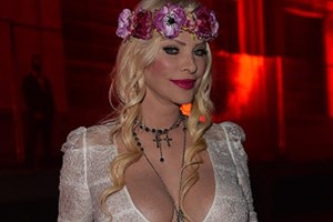 Cicciolina dá espetáculo aos 64 anos