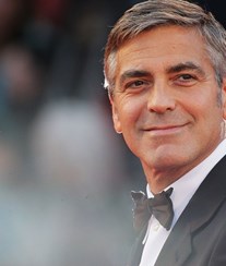 George Clooney sofre acidente de mota
