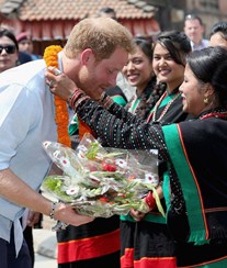 Harry homenageia Diana no Nepal