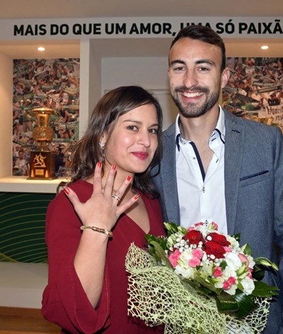 Avançado faz pedido de casamento no relvado