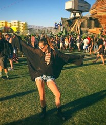 Filha de Stéphanie diverte-se em Coachella