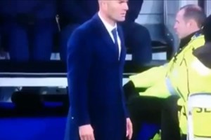 Zidane rompe calças durante jogo