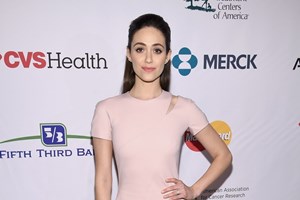 Emmy Rossum com look clássico