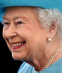 Rainha homenageia soldados do exército