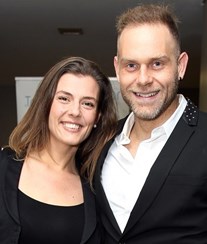Romana radiante com gravidez