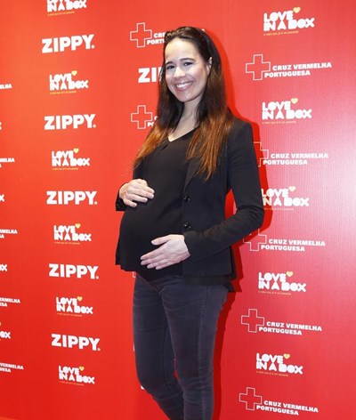 Adriane Garcia revela nome do filho