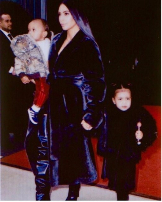 Kim Kardashian Partilha Fotosem Família A Ferver Vidas 