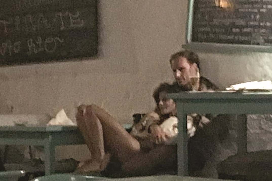 Luísa Beirão foi surpreendida com um novo amigo na noite   
