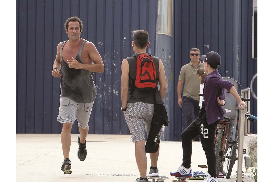 José Carlos Pereira corre no paredão da praia de Carcavelos 