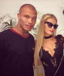 Paris Hilton ao lado de criminoso sexy