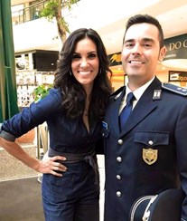 Daniela Ruah tira fotografia com agente da PSP 