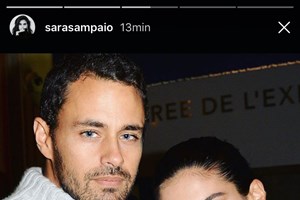Sara ao lado do namorado
