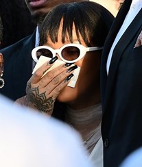 Rihanna em lágrimas no funeral do primo assassinado