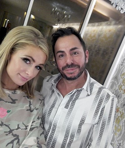 Português maquilha Paris Hilton no Qatar