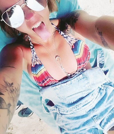 Aurea mostra-se sensual na praia