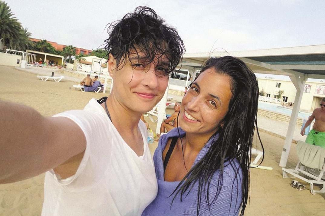 Isaura celebra vitória no Festival da Canção junto da namorada