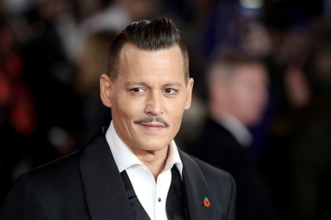 Johnny Depp volta aos cinemas como diretor após escândalo com Amber Heard