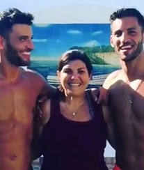 Mãe de Ronaldo almoça com dois modelos