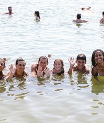 Repórter de biquíni recebida no Alentejo em dia "muito quente"
