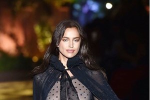 Irina Shayk desfila com lingerie transparente