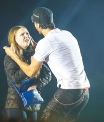 Enrique Iglesias beija fã em concerto