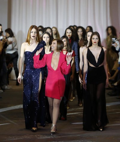 Estilista Fátima Lopes mostra vestido de Beyoncé em desfile